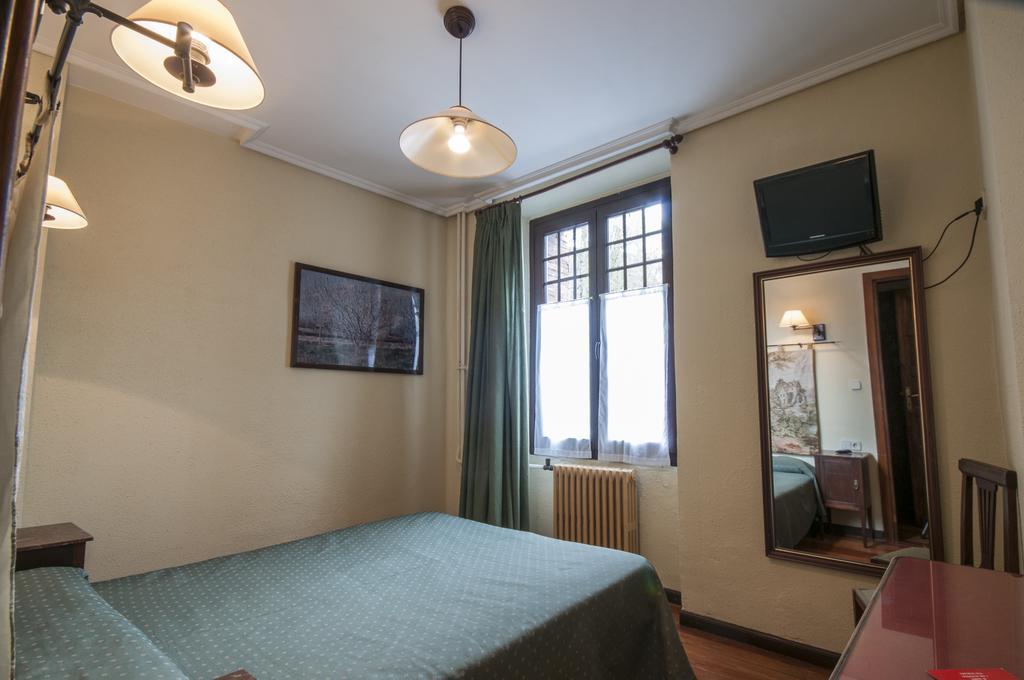 Hostal Ayestaran II Лекунбери Екстериор снимка